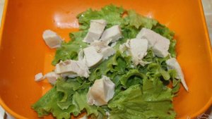 Салат с грушей и курицей