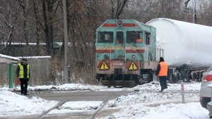 Тепловозы ЧМЭ2-211, ЧМЭ2-442 и ЧМЭ3-2992 вывозят 12-осный сцепной транспортёр