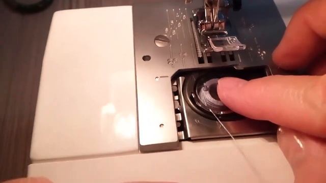 Как заправить нижнюю нить в швейную машину Janome My Excel 1221 смотреть онлайн