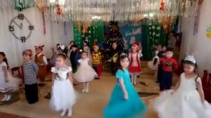 В ПРОСТОРНОМ СВЕТЛОМ ЗАЛЕ муз и сл А. Штерна