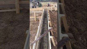 Монтаж арматуры и опалубки для ленточного фундамента подготовка к заливке бетоном и подвал.