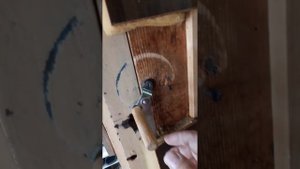 Приспособление для плотного закрывания двери.