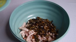 Вкусный салат с грибами и курицей