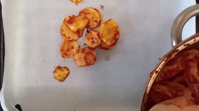 Куриные крылышки с картофелем в томатном соусе смотреть онлайн