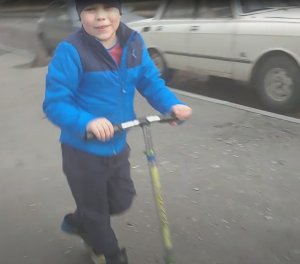 РУСЛАН КАТАЕТСЯ НА САМОКАТЕ В НАШЕМ ДВОРЕ