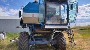 Ремонт комбайна. Снял жатку и отцепил наклонную камеру