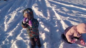 Зима.Наши дети.Ест снег.