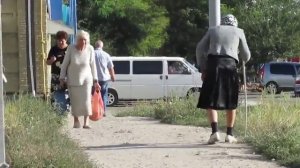 Пранк - Бешеная бабка гоняет по улице  crazy grandmother Prank ...