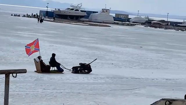 Житель Владивостока решил прокатить горожан на танке по замёрзшему морю смотреть онлайн