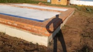 Цоколь под ноль кирпичом, черновой пол из бетона.