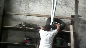 Стеллаж в мастерской  сооружение третей полки стелажа из паркетной доски