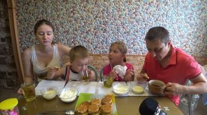 СЕМЕЙНЫЙ МУКБАНГ СЫРНИКИ НА ЗАВТРАК | FAMILY MUKBANG CHEESECAKES FOR BREAKFAST #cheesecakes #mukban