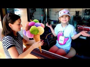 Алина и мама играют в магазин пончиков Pretend play selling donats