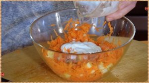 Морковь с бананом. Сладкий салат со сметаной.