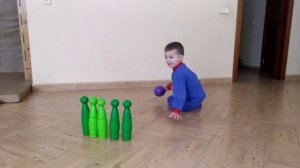 Детский боулинг. Играем в детский боулинг с Сашей.