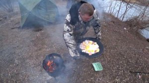 РЫБАЛКА С НОЧЁВКОЙ! ВЕСЕННИЙ ЖОР ЩУКИ! РЫБАЛКА НА КРУЖКИ! ПАЛАТКА ЛЕТАЕТ!