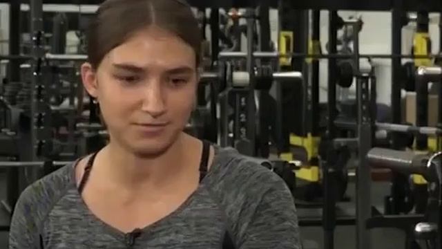Жмет   по 70, тянет   по 150  В свои 20 лет Дарья Фролова уже КМС по пауэрлифтингу