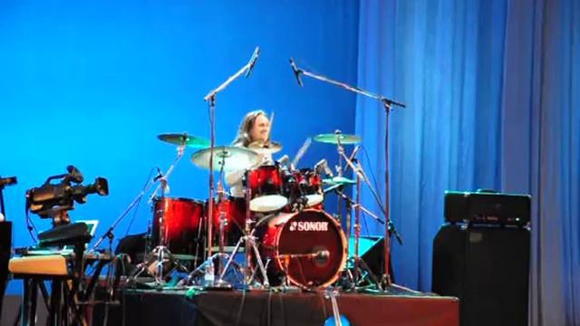 Барабанщик Damien Schmitt играет вместе со зрителями смотреть онлайн