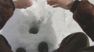 Рыбалка на реке Иркут весной. Нашел клевую лунку.