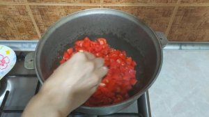 Жареные перцы с подливой из помидор и лука