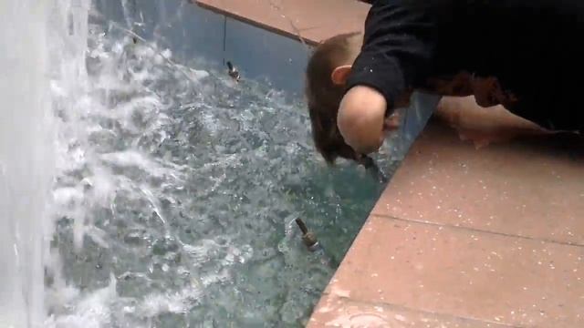 Помыл голову в фонтане . смотреть онлайн