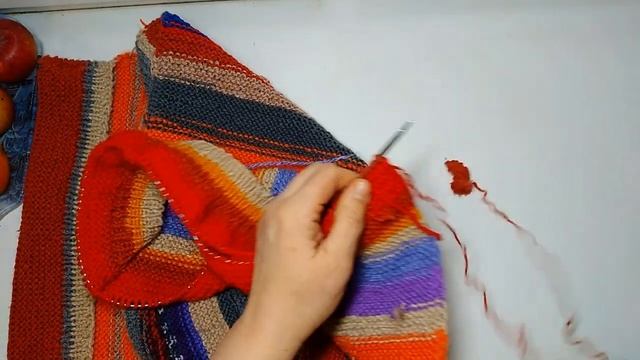 Связано спицами из остатков пряжи. Старая пряжа и еще одна ненадобная вещь - получился новый коврик