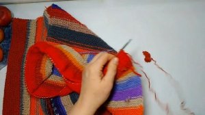 Связано спицами из остатков пряжи. Старая пряжа и еще одна ненадобная вещь - получился новый коврик