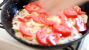 Яичница с помидорами и луком.