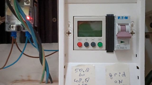 Deye hybride 8kW: power dip (40V) during transfer from grid to battery. смотреть онлайн