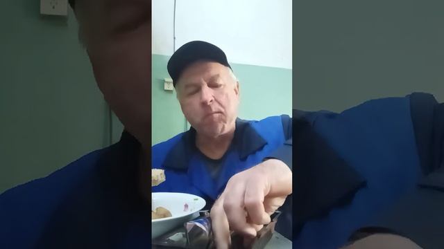 Ем мойву холодного копчения прикупил в магазине красное и белое