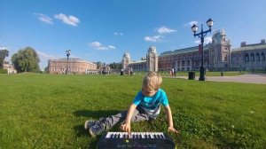 Ребенок в 3 года играет на пианино. The boy is 3 years old and he can play piano