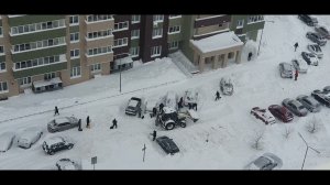 Один трактор убирает снег в Казани