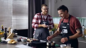 Как запечь свиную лопатку в фольге? | Готовим бургер с сыром Бри и ежевикой с Александром Сериковым