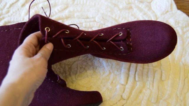 Сапожки домашние, валяные из шерсти мериноса "Спелая вишня" смотреть онлайн