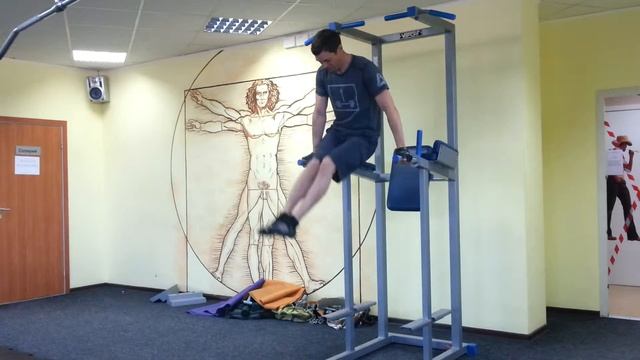 Подъёмы ног через стороны на брусьях.Sliderlife.ru смотреть онлайн