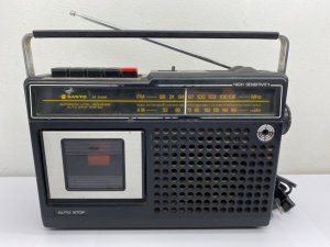 Кассетный проигрыватель SANYO M 2406  AM FM-радио  Ретро БУМБОКС-ЯПОНИЯ-1974-год