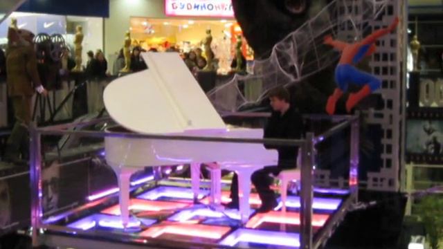 DreamTown. За роялем Роман. Играет изумительно! смотреть онлайн