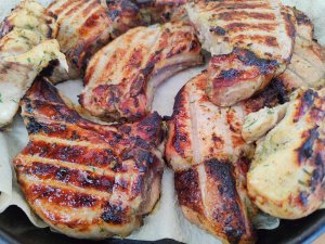 Барбекю из свиного антрекота и куриного филе.
