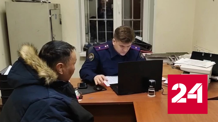 Кадры допроса мужчины, едва не задушившего ребенка в Москве, показал СК - Россия 24