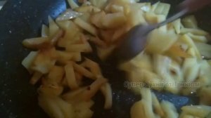 Жареный картофель с курицей на сковороде