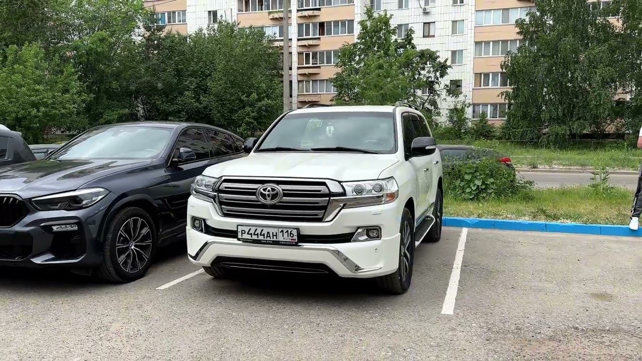 Пошив ковриков для автомобиля Toyota Land Cruiser 200