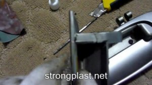 Ремонт оторванной ручки авто с помощью клея Strongplast