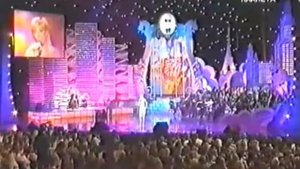 «В ответ на твой обман»,  поёт Алёна Свиридова