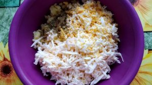 Закуска из плавленого сыра, картофеля и яиц