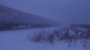 Заснеженный поезд во мгле