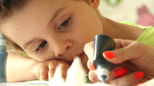 Рисуем Витраж / Рисуем с мамой Витражными красками / Или как напоить Дельфина смотреть онлайн