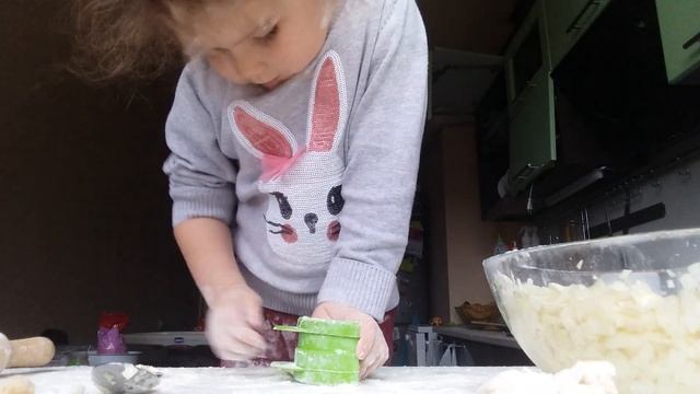 Дочка готовит папе пирожки с капустой. смотреть онлайн