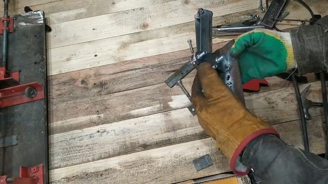 Как сделать отличный зажим! КРУТАЯ самоделка своими руками из хлама!