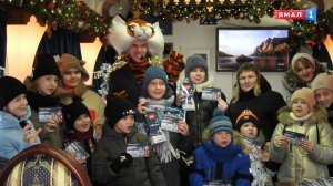 Жители Ноябрьска оказались в восторге от прибытия в город поезда Деда Мороза