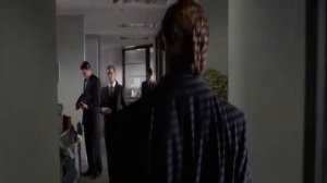 Патрик Бейтман идет под эпичную музыку